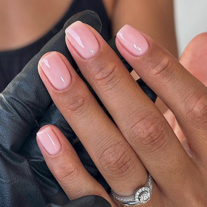 Hochglänzende Nagelkunst Karnz
