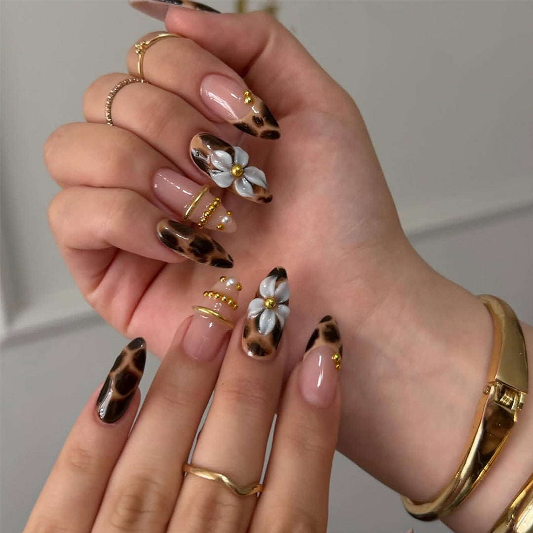 Kunstvolle Stiletto-Nägel mit Blumen- und Leopardendesign Karnz