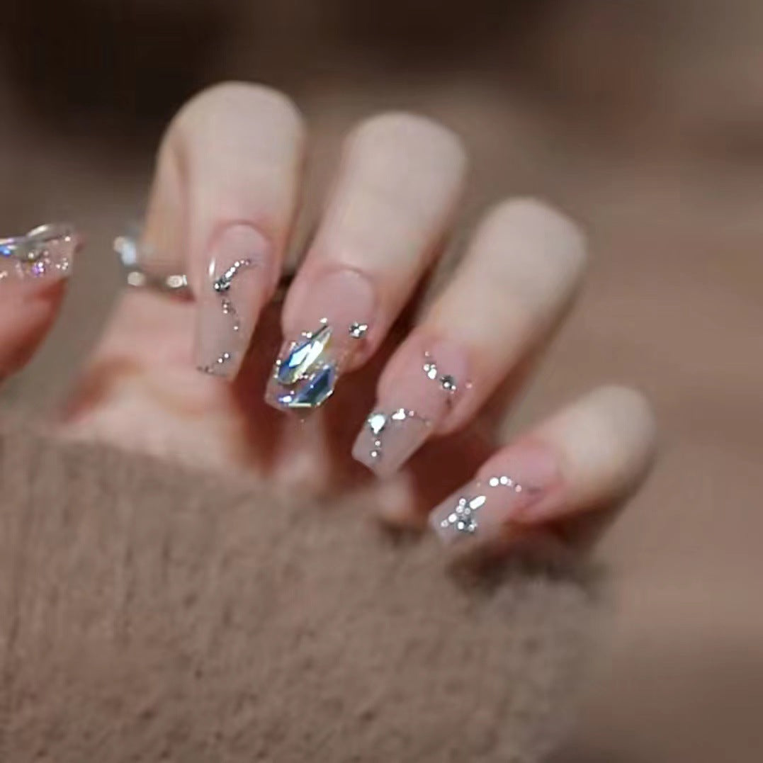 Glamouröse Kunstnägel mit Glitzerakzenten Karnz