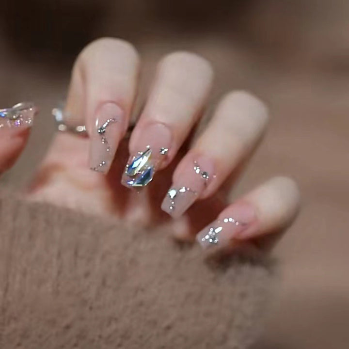 Glamouröse Kunstnägel mit Glitzerakzenten Karnz