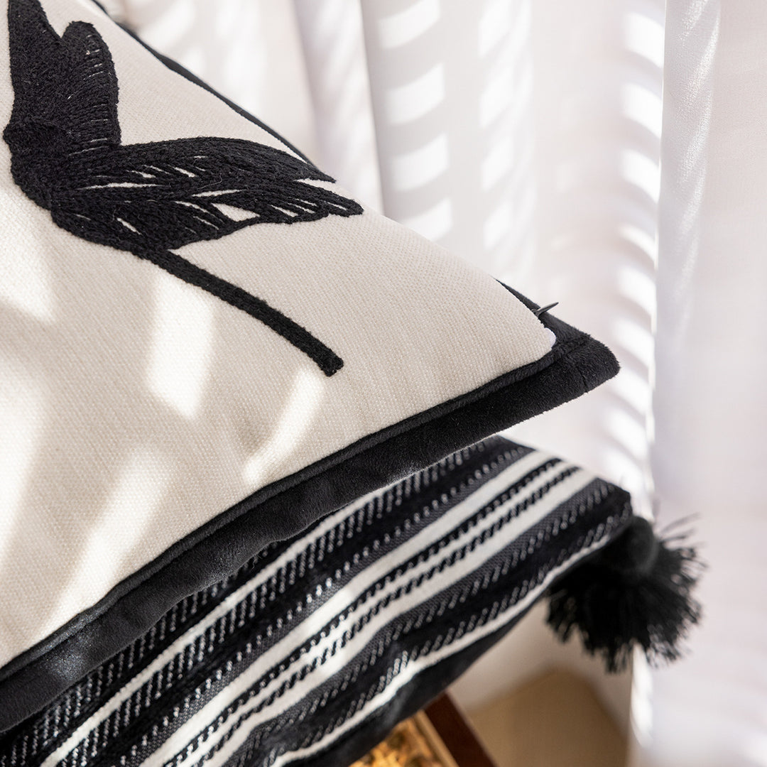 Dekoratives Kissen mit floralem Design und Fransen