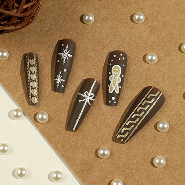 Künstliche Nagelkunst mit festlichem Lebkuchen-Design Karnz
