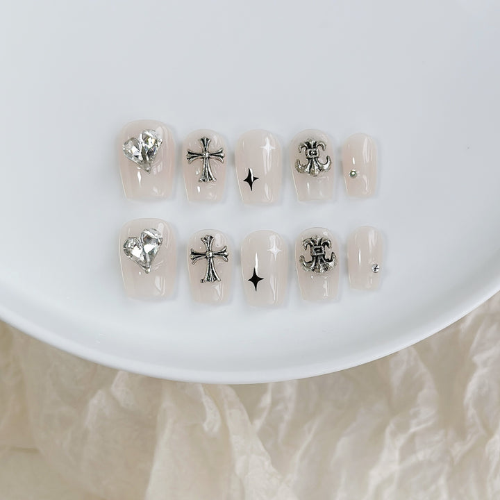 Künstlerisches Press-On Nagelkunstset mit Strass und glamourösen Akzenten