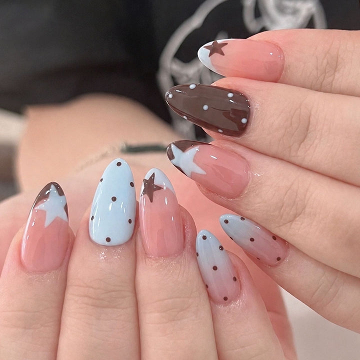 Kunstnagelset mit verspielten Designs Karnz