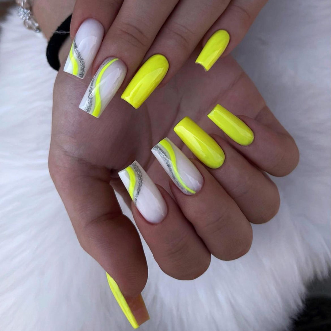 Elegantes kristallverziertes Press-On-Nageldesign Karnz