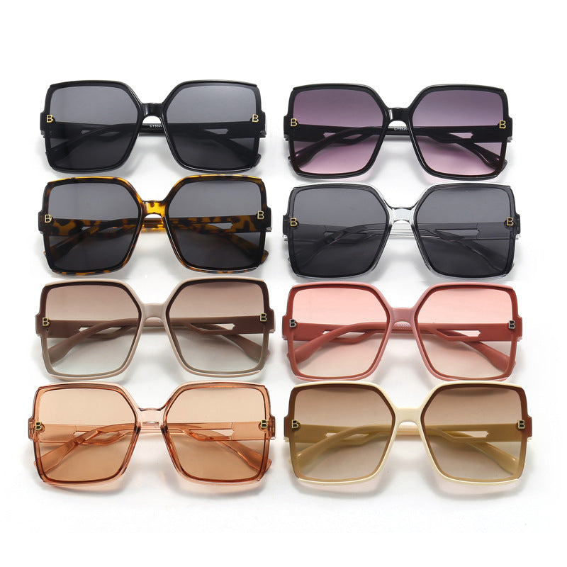 Damen modische oversized Sonnenbrille mit extravaganten Akzenten Karnz