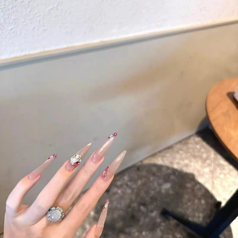 Elegante Nagelkunst-Verzierungen mit Kristallakzenten