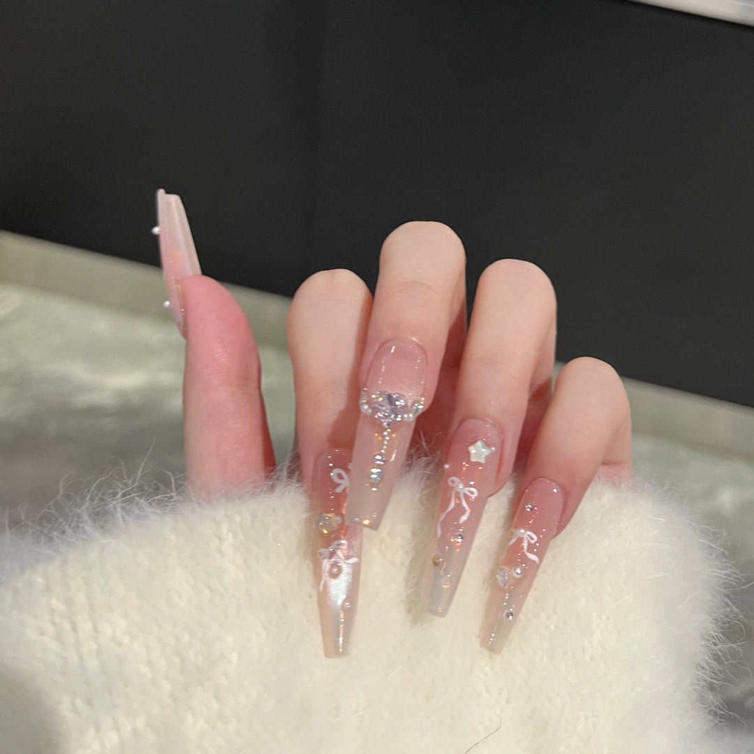 Elegantes Press-On Nagelkunstset mit schickem Band und Edelsteinen Akzenten Karnz