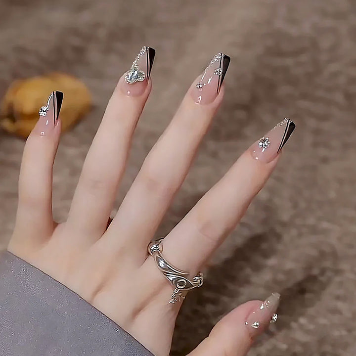 Glamouröse Strass Nagelkunst