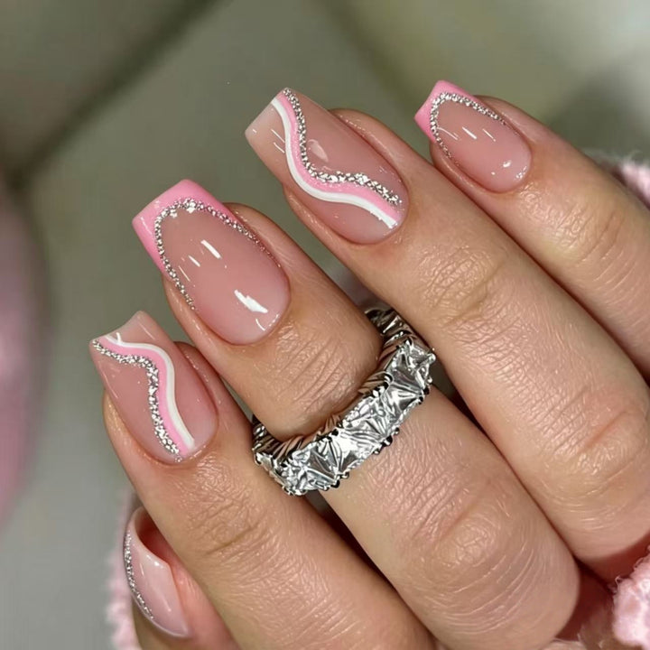 Kunstnägel mit Elegantem Wellen-Design und Glitzerakzenten Karnz