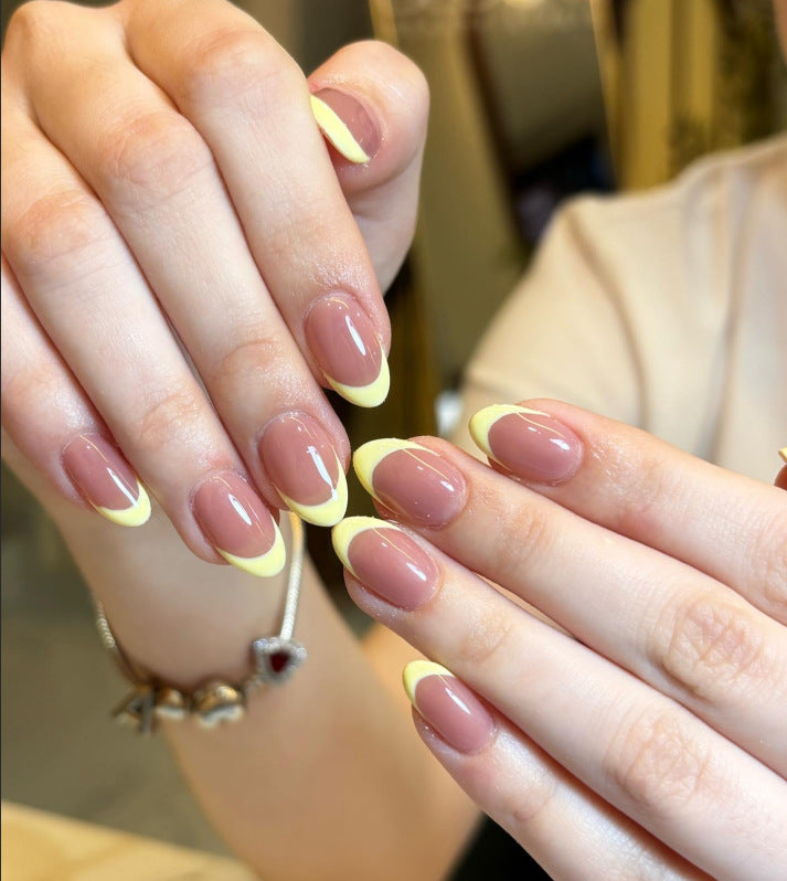 Französisches Tipp Press-On Nagelset mit dekorativen gelben Akzenten Karnz