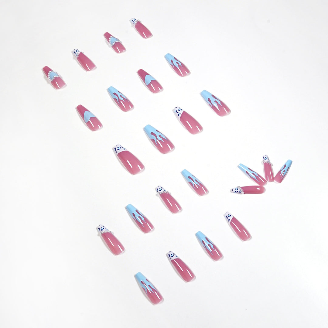 Kunstvolle Stiletto-Nägel im kreativen Design Karnz