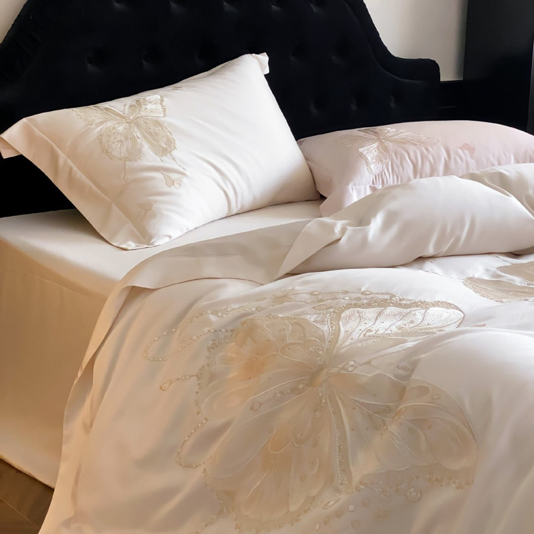 Luxuriöses Satin-Bettwäscheset mit bestickten Schmetterlingsmotiven und seidig-glänzendem Finish