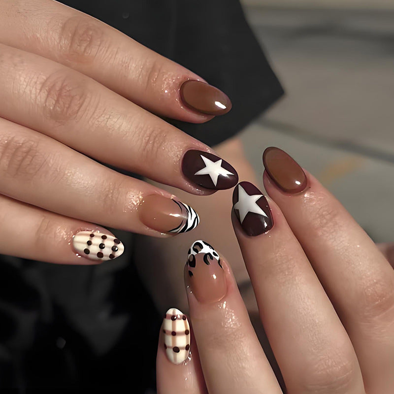 Kunstnagelset mit stilvollen geometrischen und trendigen Akzenten Karnz