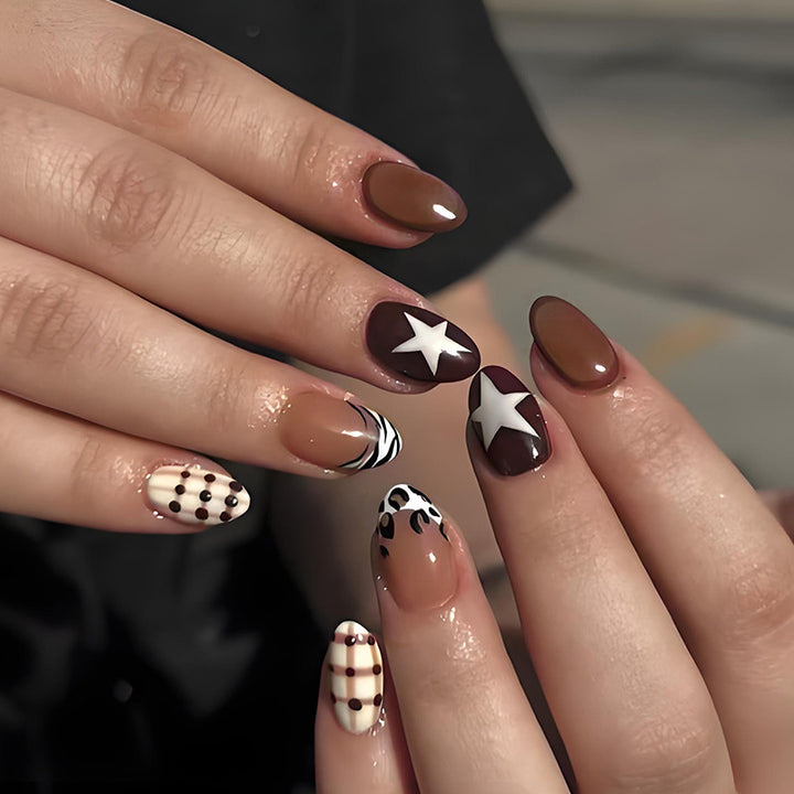 Kunstnagelset mit stilvollen geometrischen und trendigen Akzenten Karnz