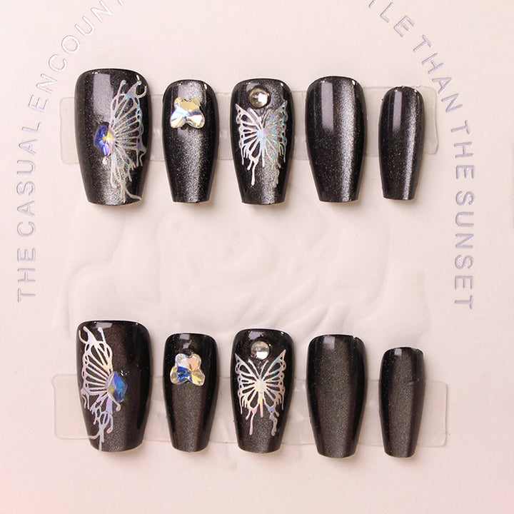 Kunstfingernägel mit dekorativen Schmetterlingsdesigns und Glitzerakzenten Karnz