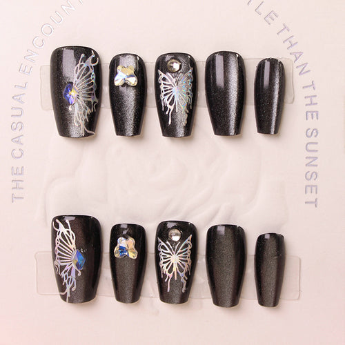Kunstfingernägel mit dekorativen Schmetterlingsdesigns und Glitzerakzenten Karnz