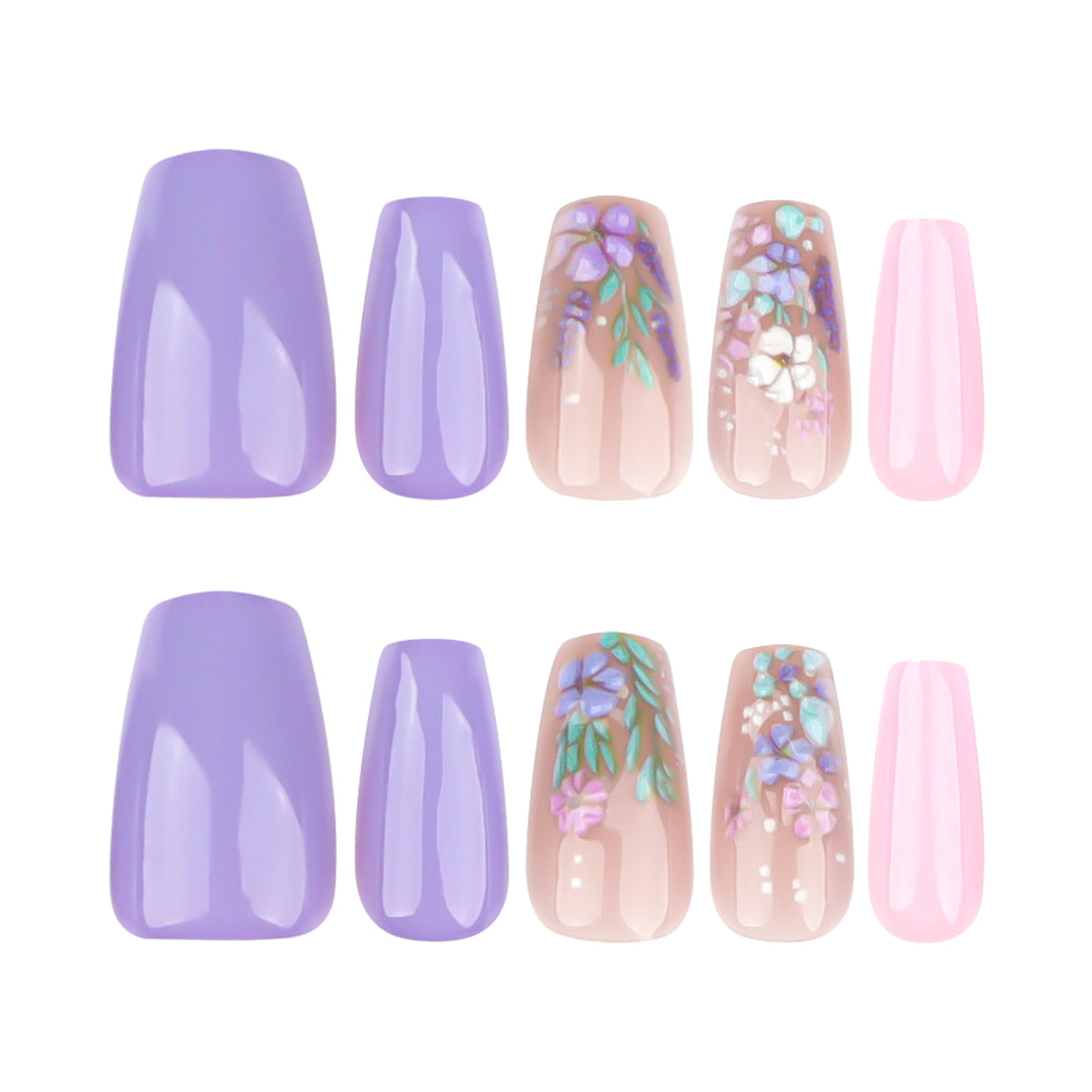 Elegante Kunstnagelkunst mit zarten Blütenmotiven Karnz