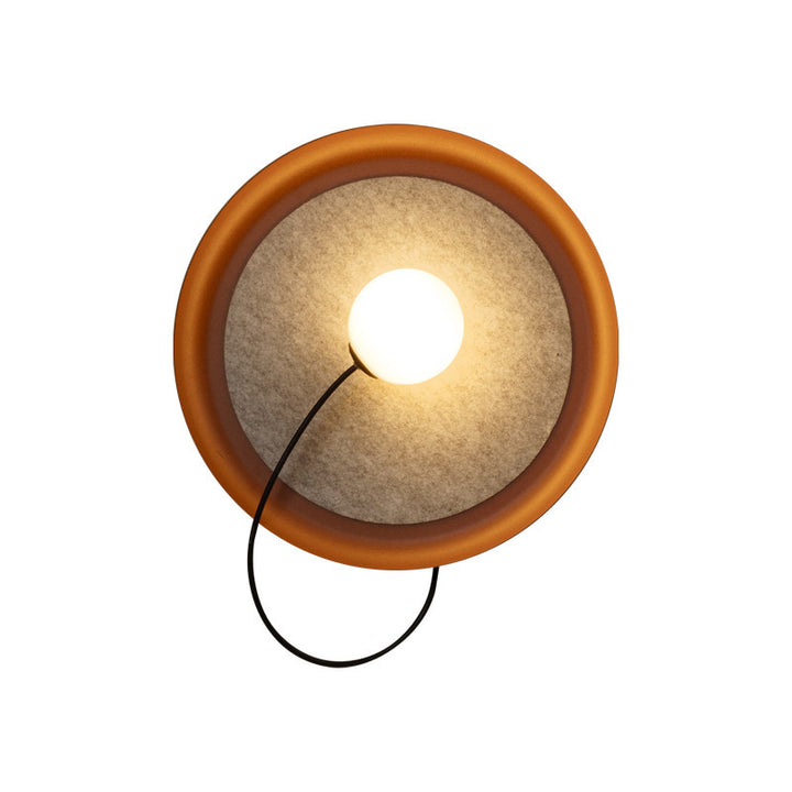 Moderne Wandlampe mit Stoffhintergrund und sanftem Licht