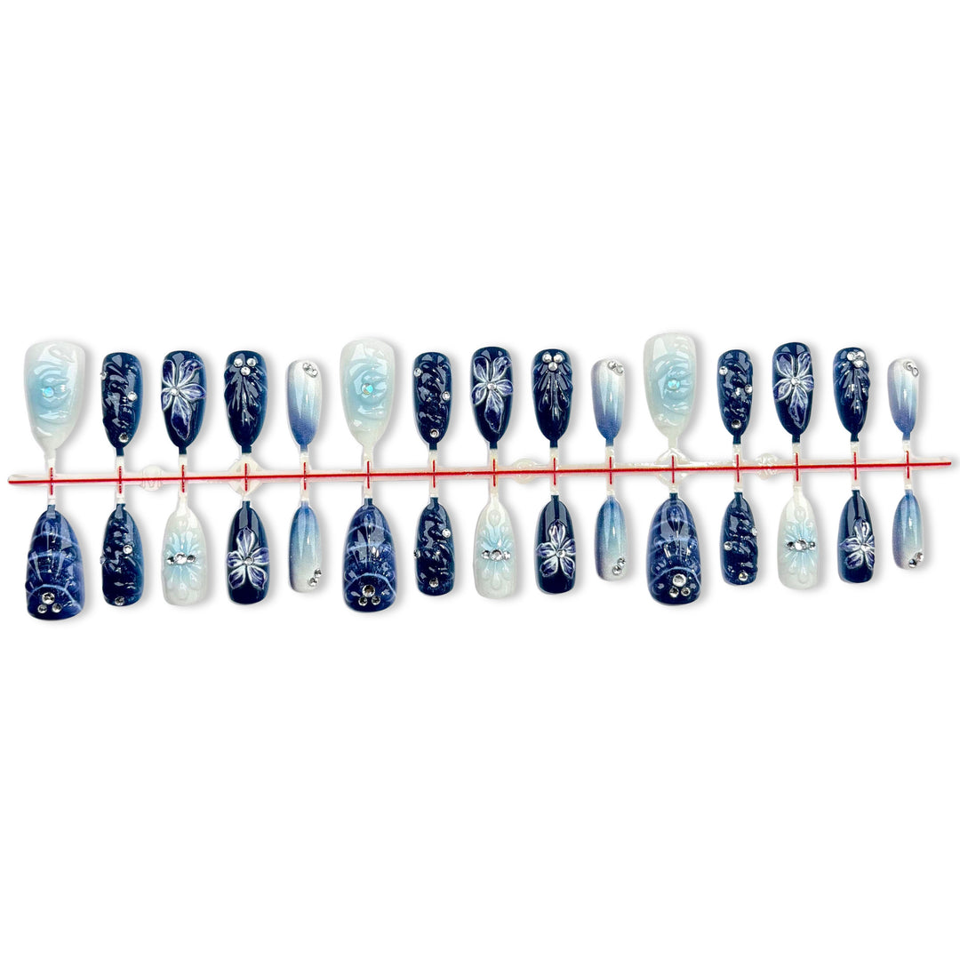 Dekoratives Press-On Nail Art Set mit floralem Design