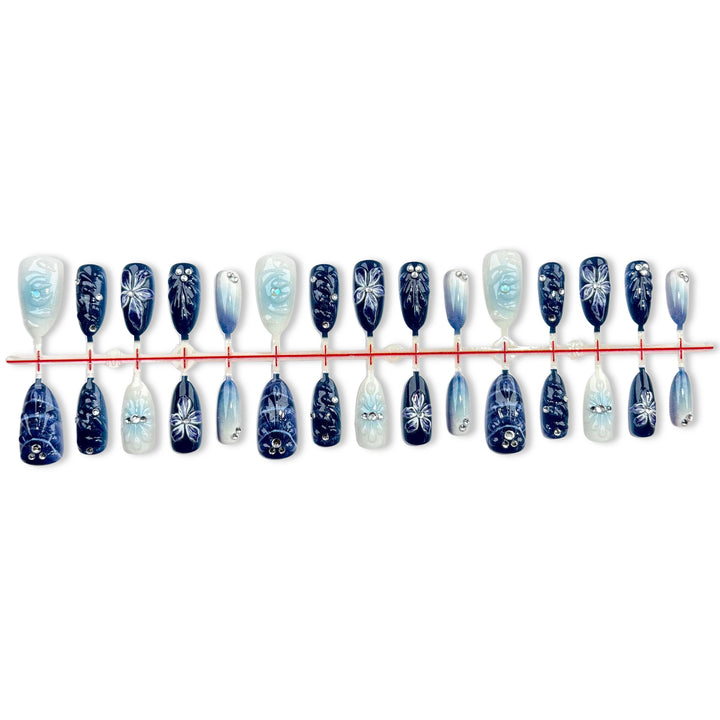 Dekoratives Press-On Nail Art Set mit floralem Design