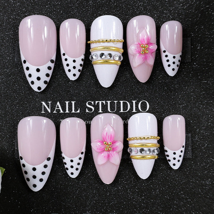 Kunstnagelset mit romantischen Blumenmotiven und eleganten Glitzerverzierungen Karnz