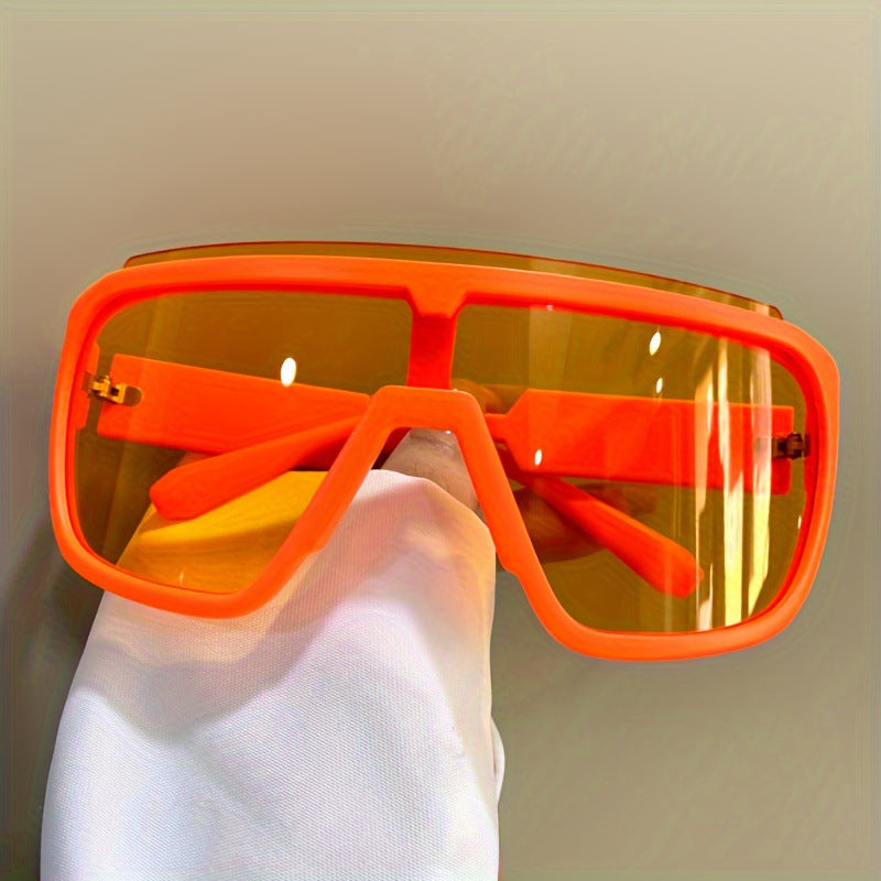 Damen sportive Sonnenbrille mit futuristischem Design und breiter Front Karnz