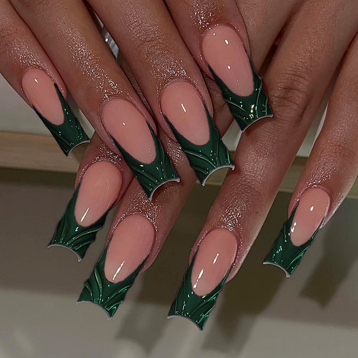 Kunstvolle Nagelkunst mit Grünen Akzenten Karnz