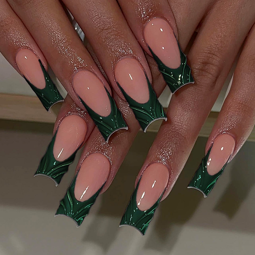 Kunstvolle Nagelverlängerungen mit botanischem Design Karnz