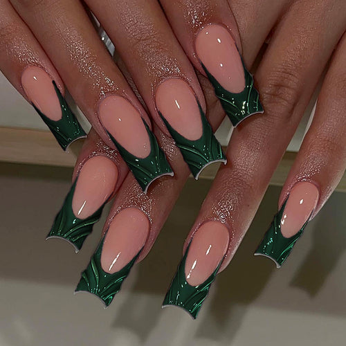 Kunstvolle Nagelkunst mit Grünen Akzenten Karnz