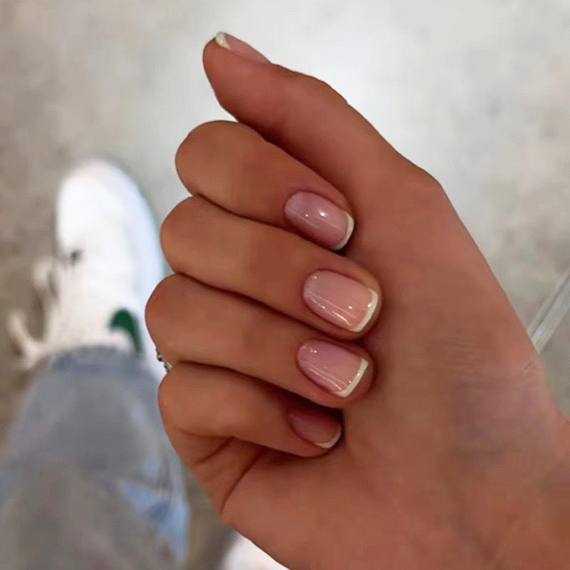 Kunstnagelset mit elegantem French Finish Karnz
