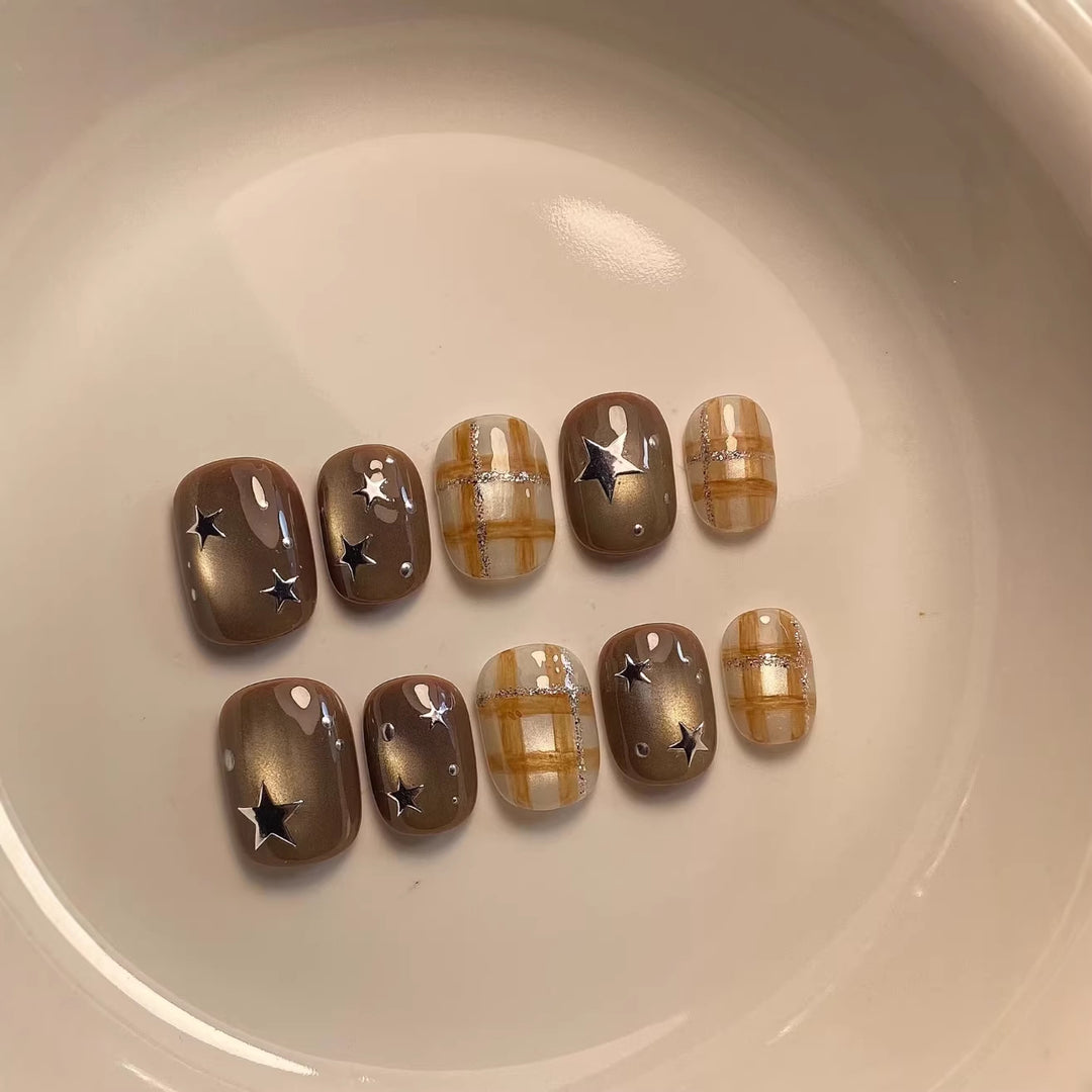 Dekoratives Press-On Nagelkunst-Set mit Stern- und Karomustern