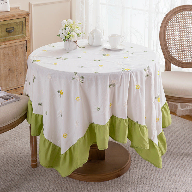 Elegante floral bestickte Tischdecke