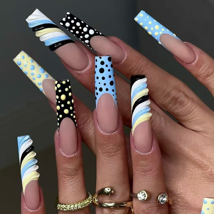 Kunstnagel Set mit stilvollen geometrischen Designs Karnz
