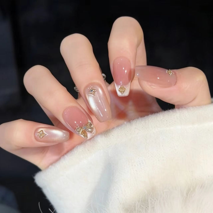 Elegante dekorative Nagelerweiterungen