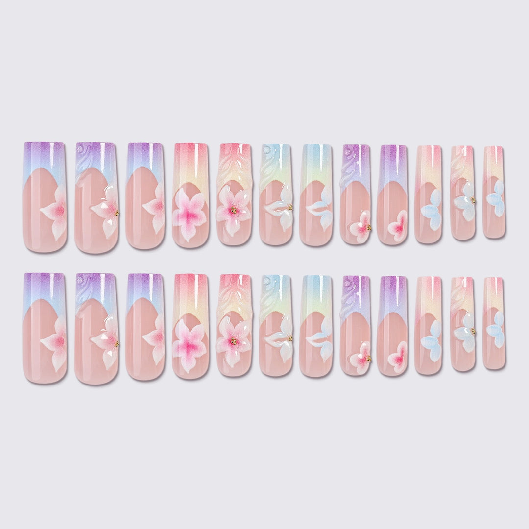 Kunstnagelset mit farbenfrohem Blüten-Design und eleganten Akzenten Karnz