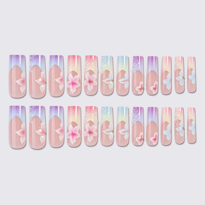 Kunstnagelset mit farbenfrohem Blüten-Design und eleganten Akzenten Karnz