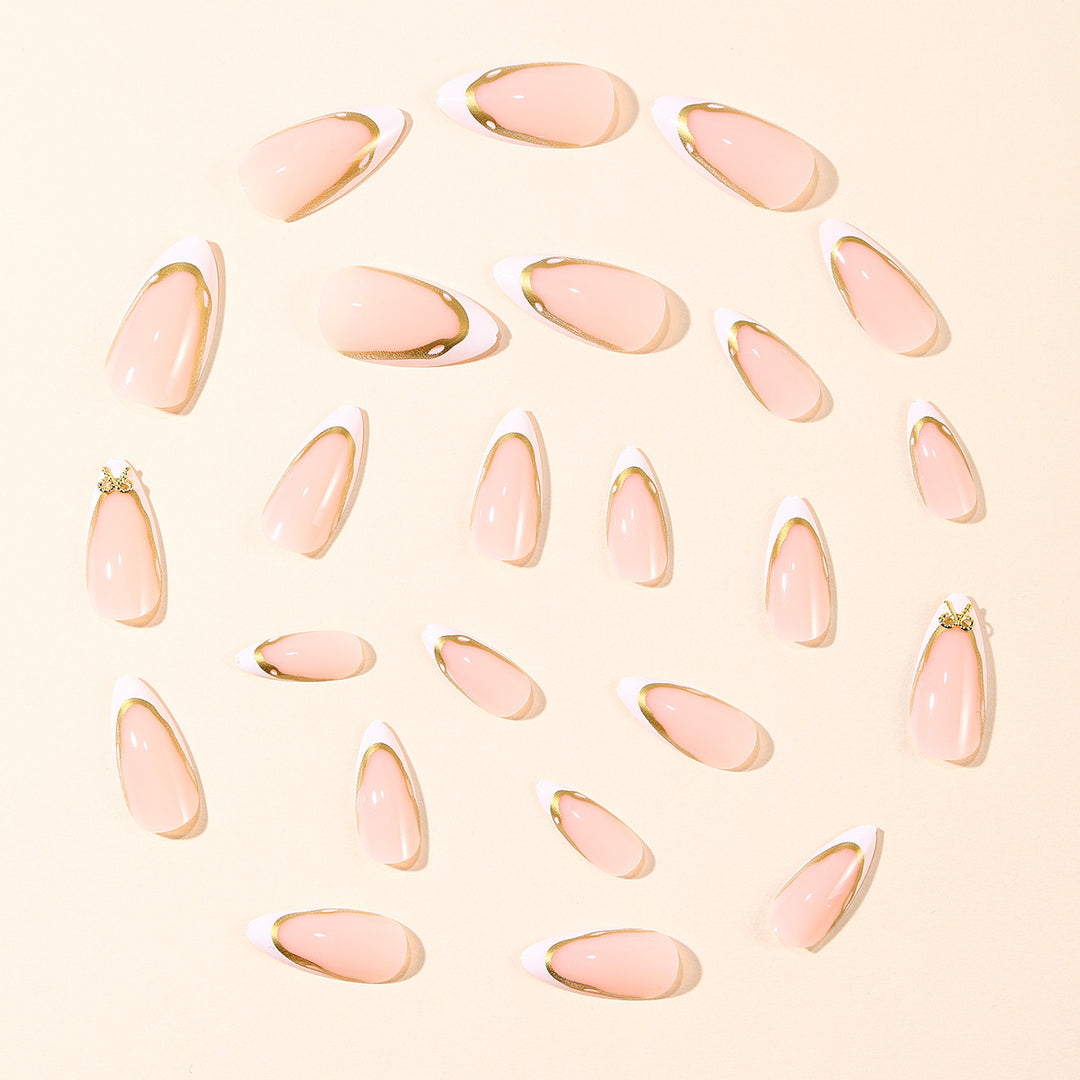 Elegante French Tip Nagelverlängerungen mit goldenen Akzenten Karnz