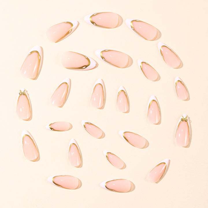 Elegante French Tip Nagelverlängerungen mit goldenen Akzenten Karnz