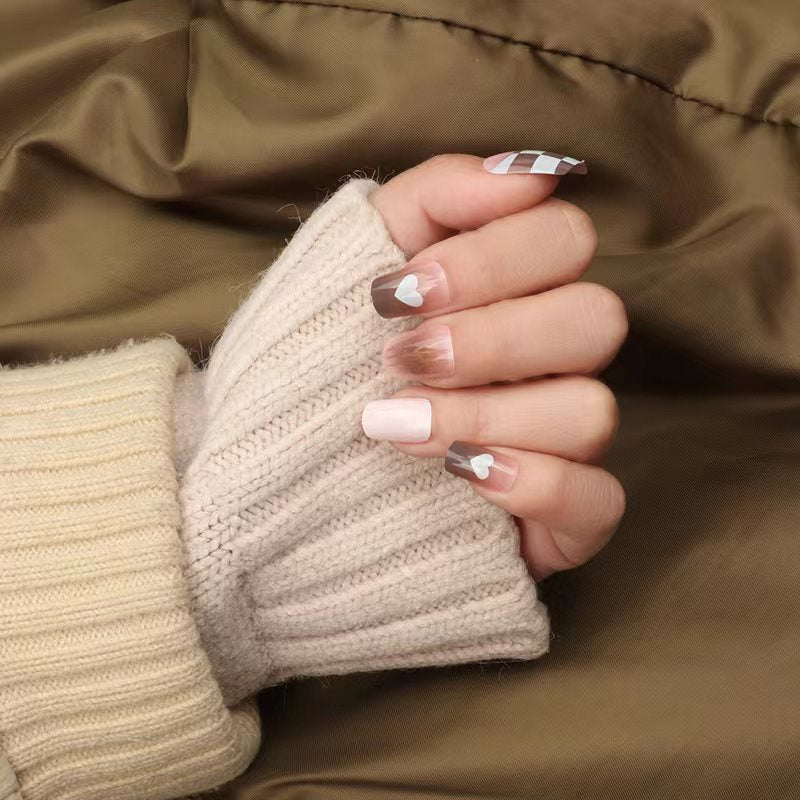 Künstlerisches Herzdesign Nagelverlängerungen Karnz