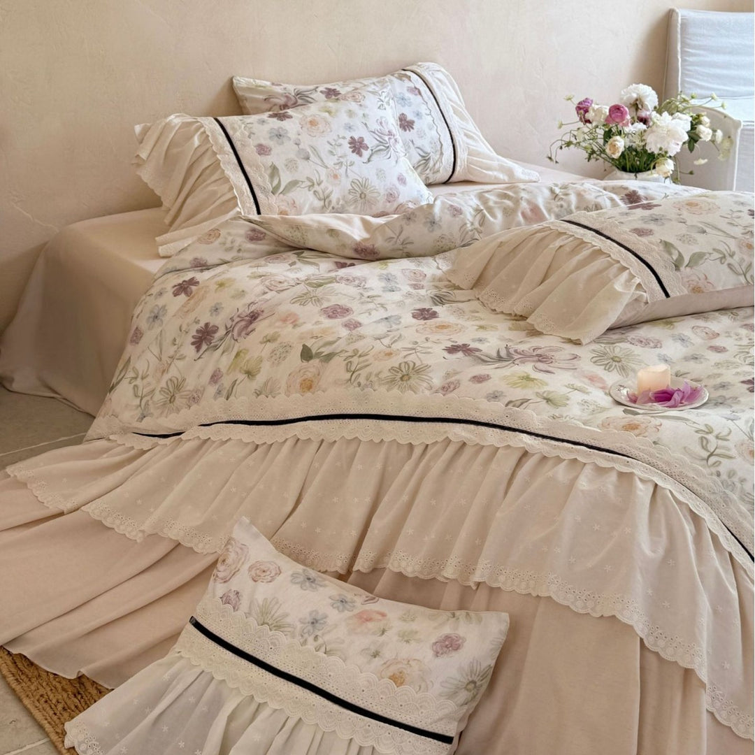 Bettwäsche-Garnitur im Vintage-Landhausstil mit gestuftem Volant und Aquarellblumen