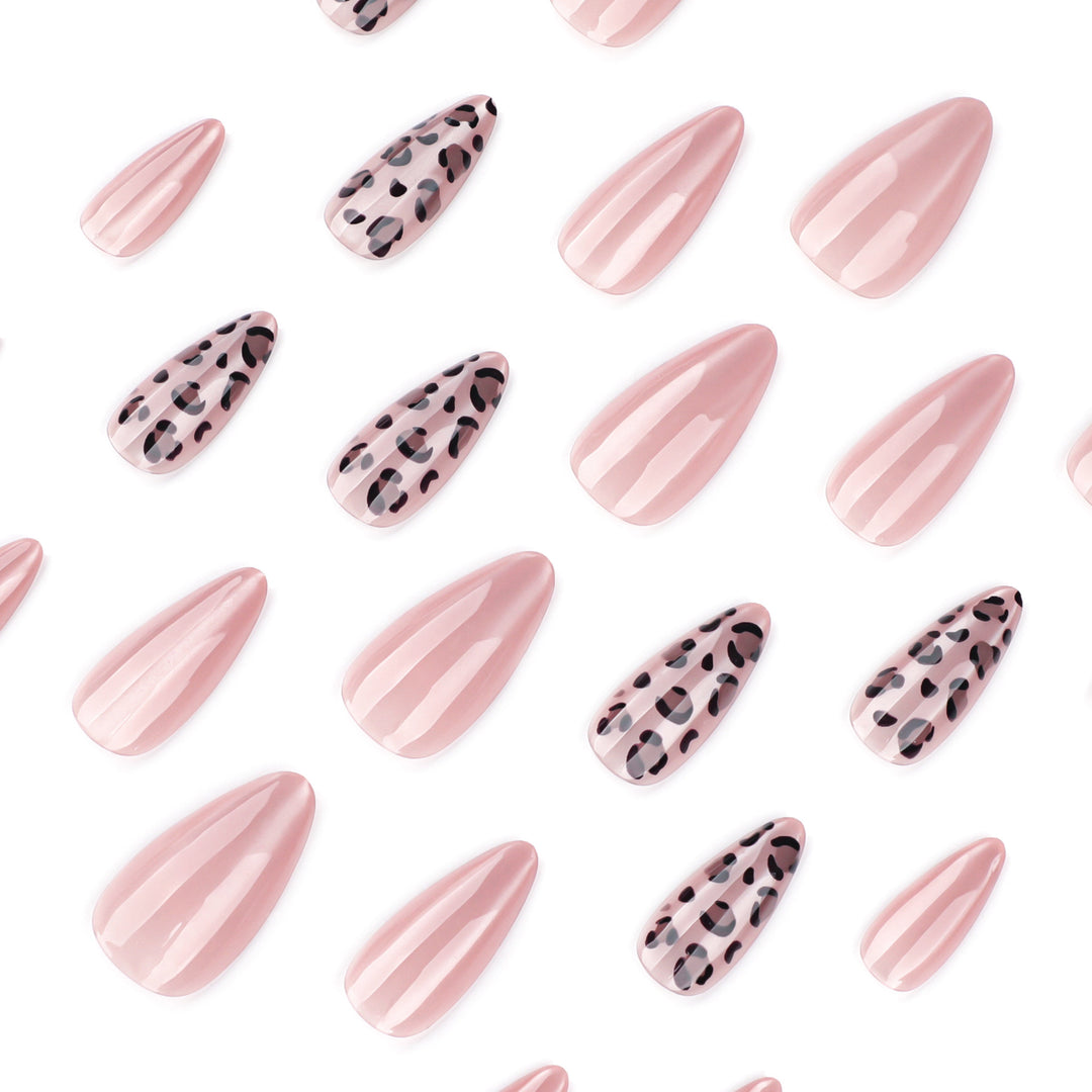 Elegante Stiletto-Nagelverlängerungen mit Leopardenmuster Karnz
