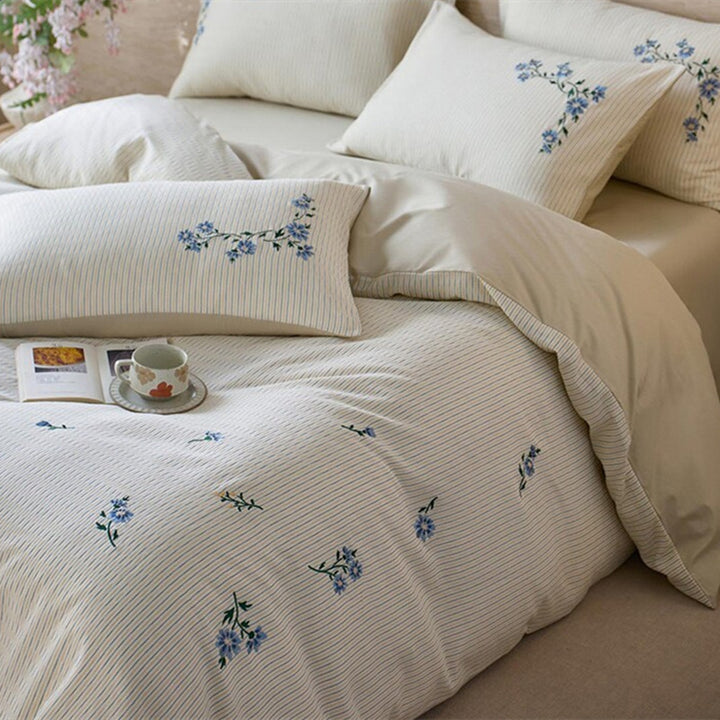 Gestreiftes Baumwollsatin Bettbezugset mit gestickten Wildblumenzweigen und wendbarem Rücken