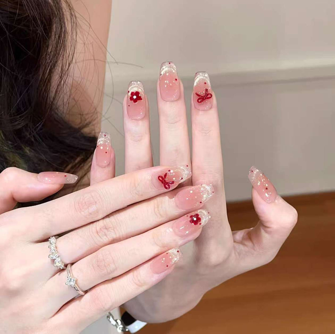 Kunstnägel mit Glamourösem Design Karnz