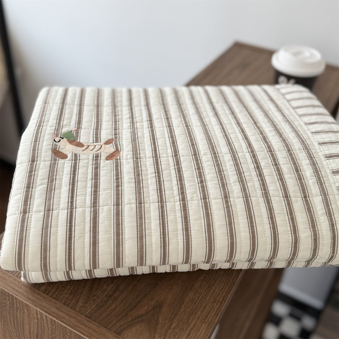 Gestepptes Baumwoll-Tagesdecke mit feiner Streifenstruktur und Kirsch-Stickerei