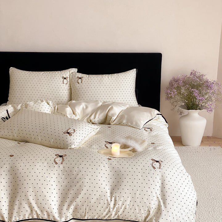 Luxuriöses Satin-Bettwäsche-Set mit zarten Pünktchen und Schleifenstickerei