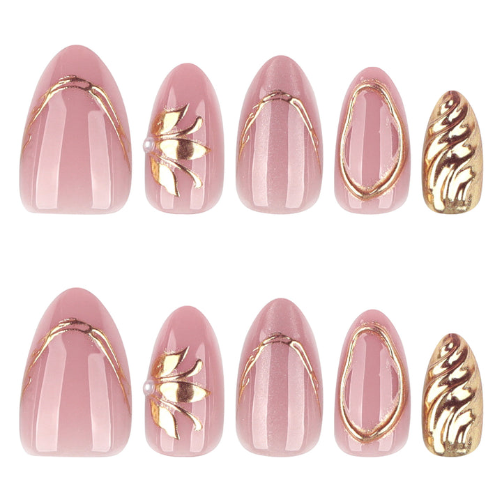 Elegante und kunstvolle Nagelkunst mit goldenen Akzenten Karnz