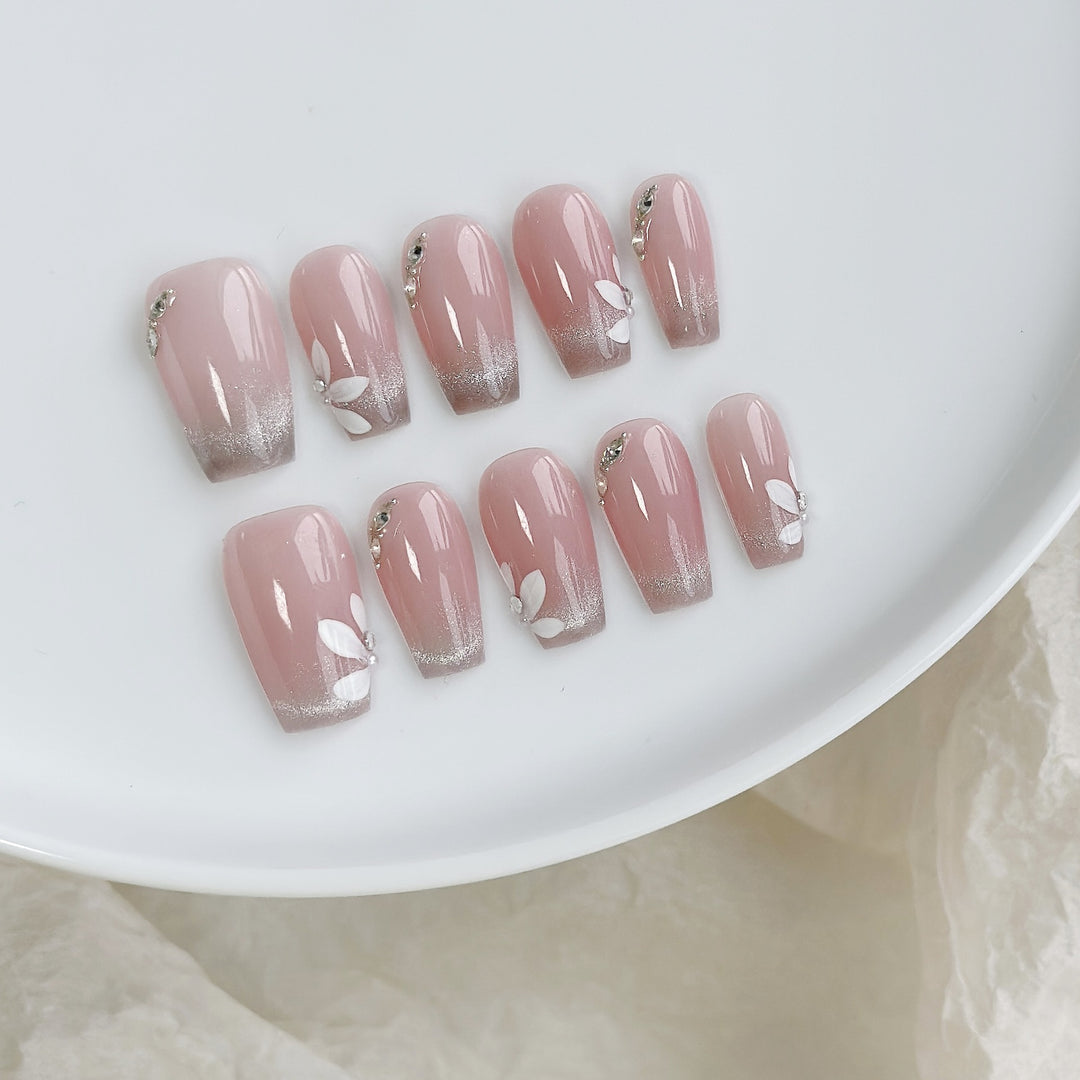 Künstlerisches Press-On Nagelkunstset mit Herz- und himmlischen Designs