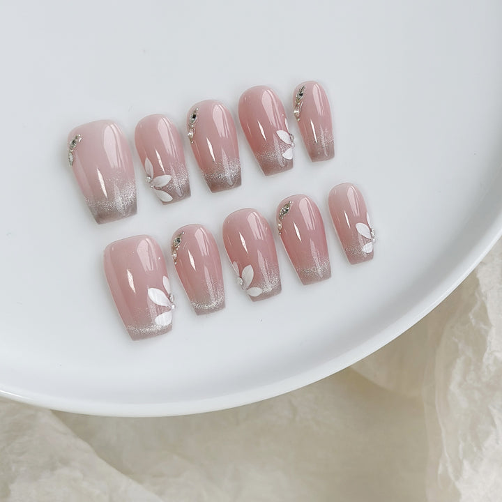 Künstlerisches Press-On Nagelkunstset mit Herz- und himmlischen Designs