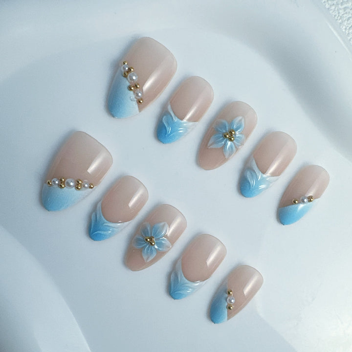 Elegante Kunstnägel mit blumigen Akzenten Karnz